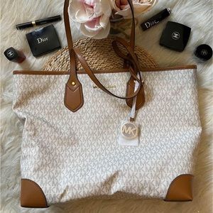 Michael Kors EVA large Shoulder bag Canvas with Leather Trim & Printed L…